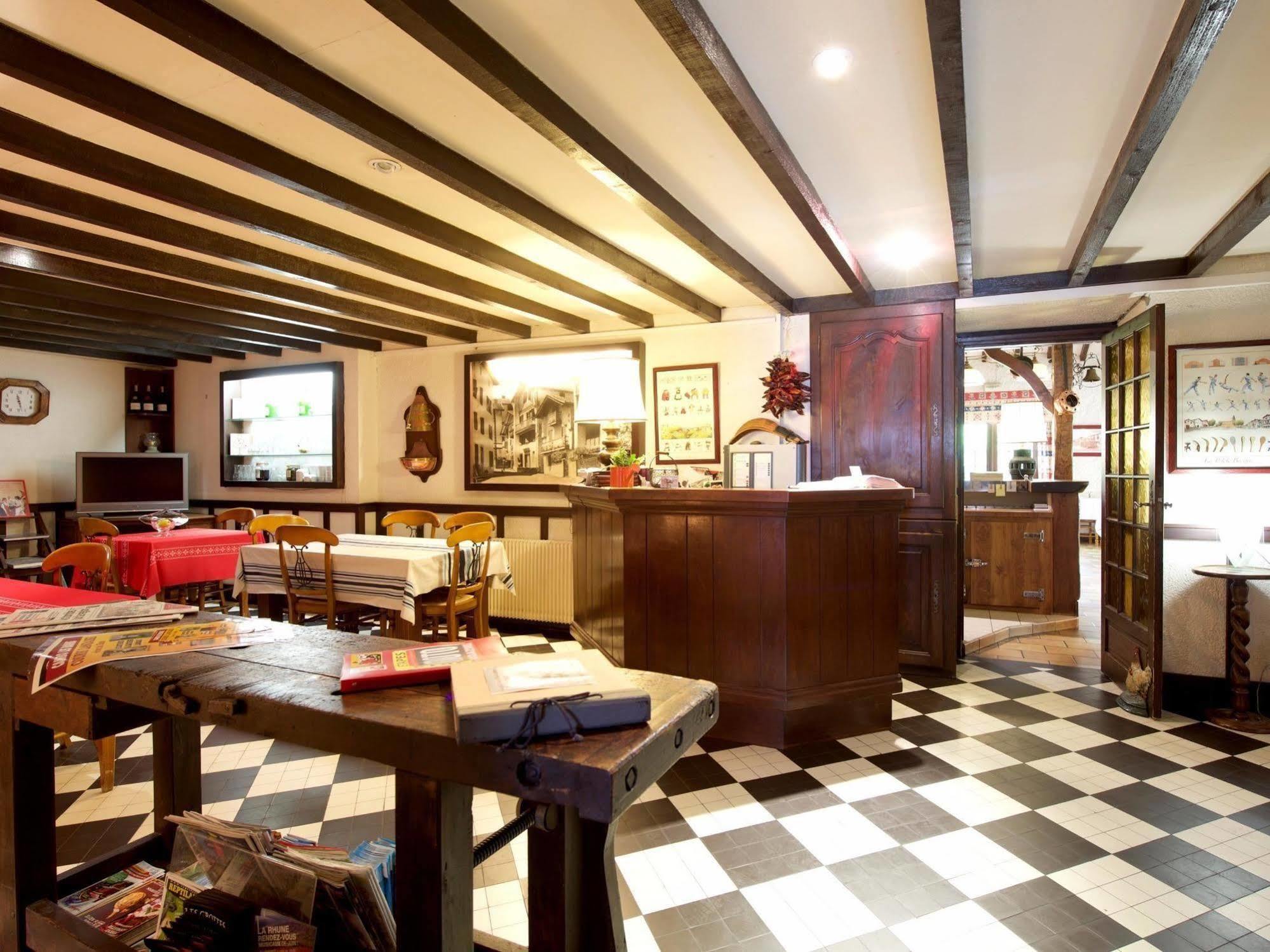 Auberge Chez Tante Ursule カンボ・レ・バン エクステリア 写真